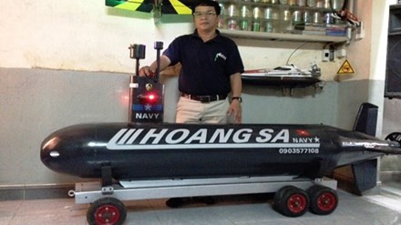 Tàu lặn không người lái đầu tiên mang tên Hoàng Sa ảnh 1 Ông Lê Ngà (50 tuổi, trú phường Tây Lộc, TP Huế, Thừa Thiên - Huế) đã bỏ ra 2 năm để nghiên cứu chế tạo một chiếc tàu lặn mô hình.