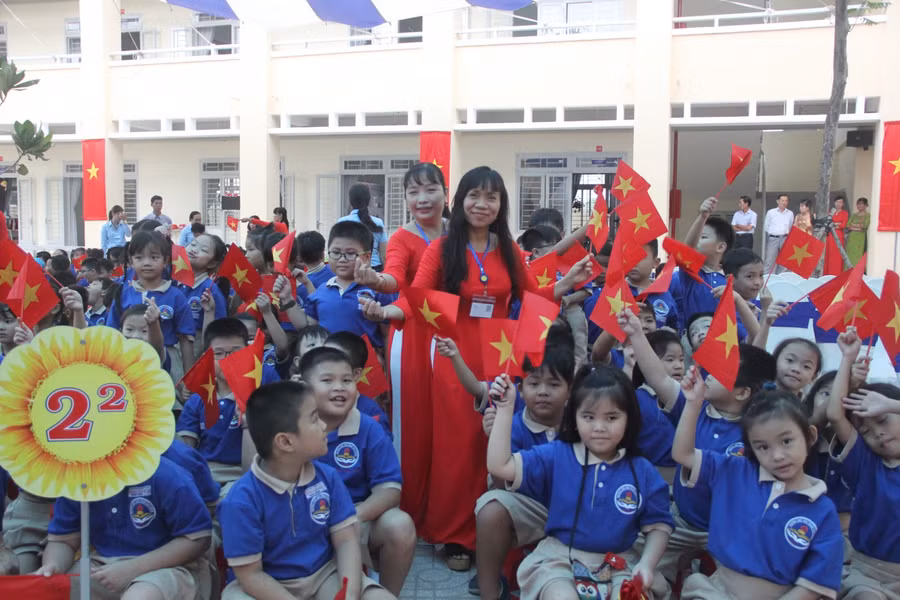 Niềm vui của cô và trò Trường Phạm Văn Chính, TP Thủ Đức trong ngày khai giảng. Ảnh minh hoạ