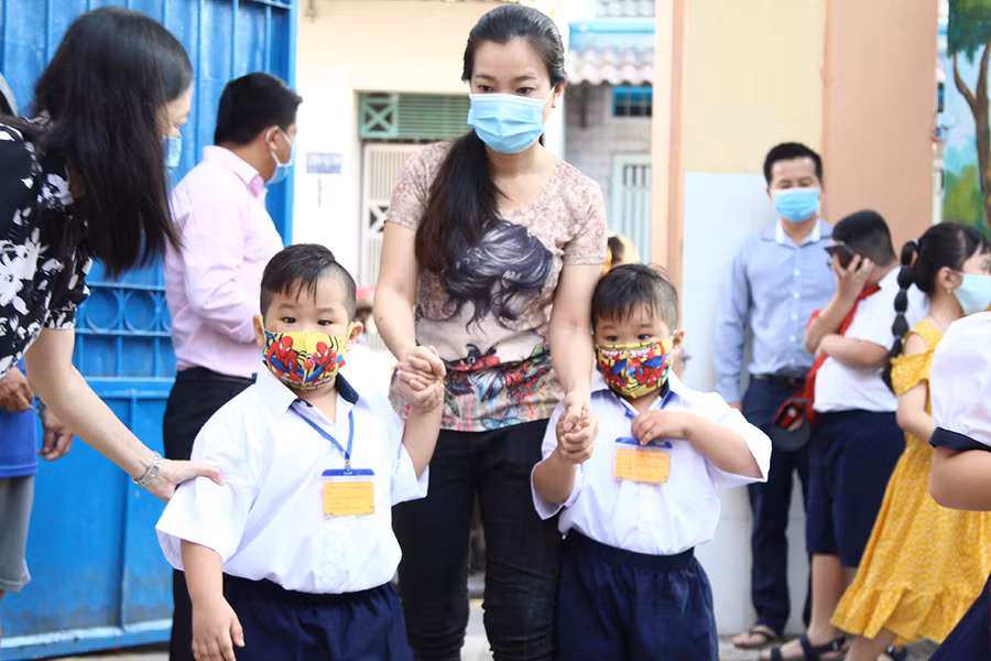 Học sinh tiểu học tại quận Gò Vấp trong ngày tựu trường năm học 2020-2021. Ảnh minh hoạ T.Anh
