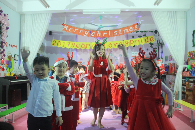 Cô trò lớp Yan Bibian của Trường mầm non Việt - Bun tưng bừng trong điệu nhảy truyền thống Bulgaria. Lớp học mang tên Yan Bibian được hình thành từ năm 2014 với sự giúp đỡ của Đại sứ quán Bulgaria.