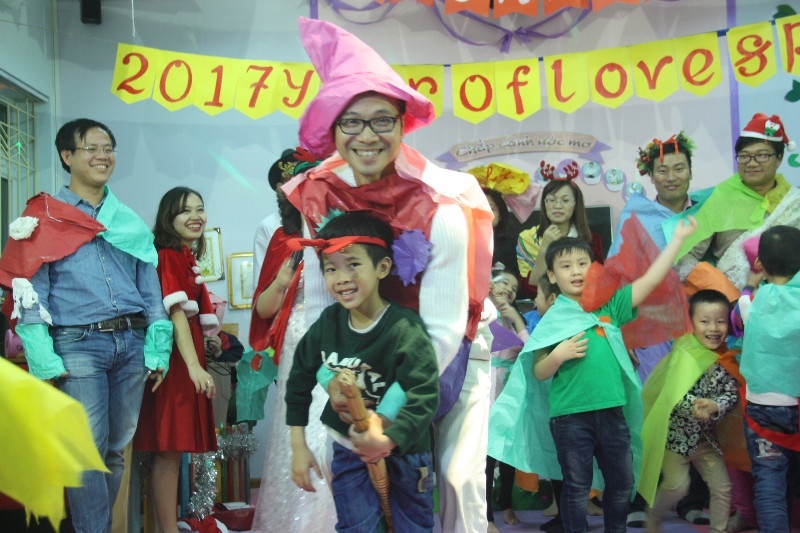 Đêm Giáng sinh nhận được sự tham gia hưởng ứng nhiệt tình của các phụ huynh. Trong ảnh là phần biểu diễn thời trang giấy - một phần chơi vui nhộn và thú vị dành cho các gia đình tham dự.