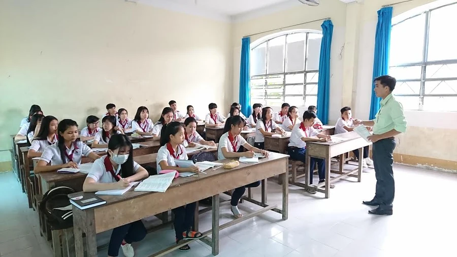 Thầy Nguyễn Thế Trung và học sinh Trường THPT Trần Văn Bảy (Sóc Trăng) trong giờ học Lịch sử.