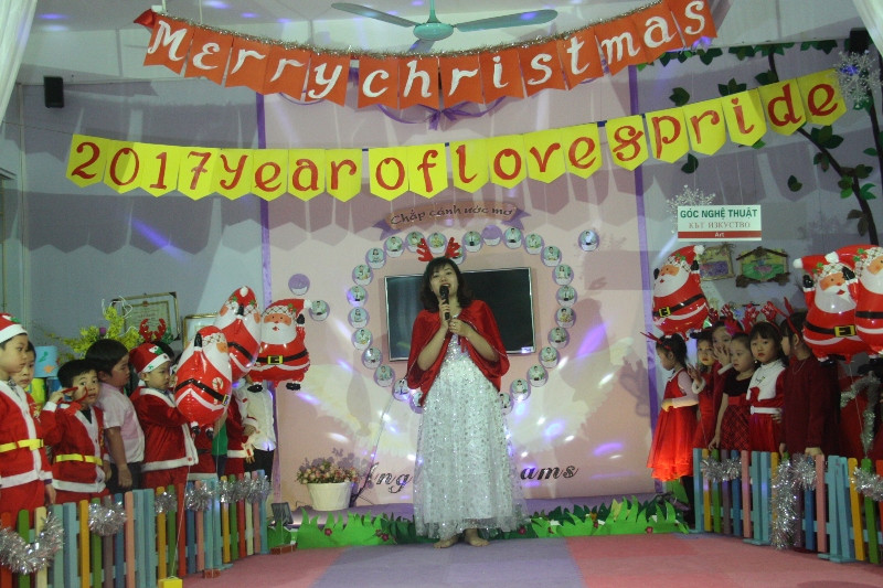 Lớp học tràn ngập không khí Giáng sinh khi các bé đều diện trang phục màu đỏ rực. Cô giáo xinh đẹp hóa thân thành nàng công chúa tuyết với giọng hát ngọt ngào