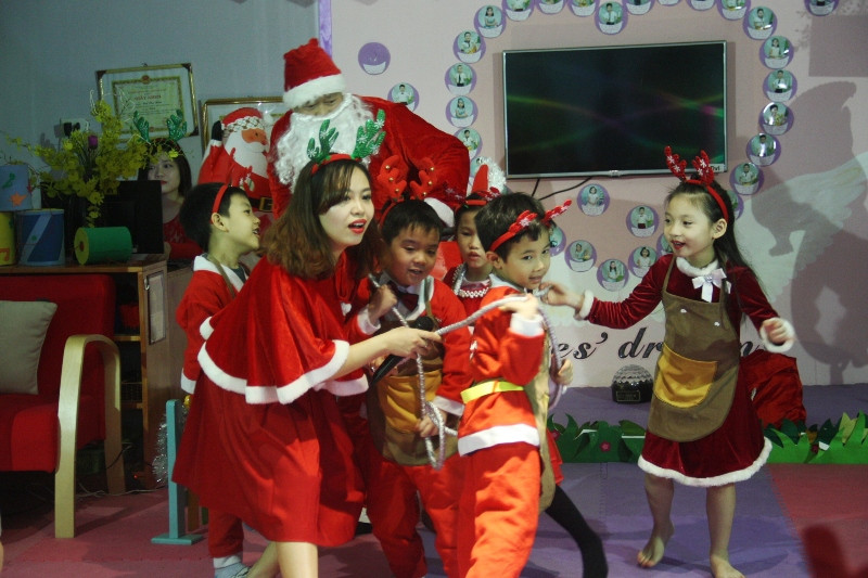Tiết mục được yêu thích đặc biệt, cũng là nội dung được cô giáo và các diễn viên nhí chuẩn bị công phu là vở kịch về các chú tuần lộc đáng yêu của ông già Noel. Để hoàn thành vở kịch này, các bé không chỉ tập diễn xuất mà còn phải thuộc những lời thoại bằng tiếng Anh.