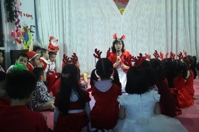 Các bé chăm chú lắng nghe cô giáo - công chúa tuyết - kể chuyện về các chú Tuần lộc của ông giá Noel; trong đó có Rudolph - Chú tuần lộc mũi đỏ, cũng là chú tuần lộc dũng cảm dẫn đầu đoàn xe kéo vượt qua bão tuyết để đưa quà Giáng sinh cho các em bé ngoan trên khắp thế giới.