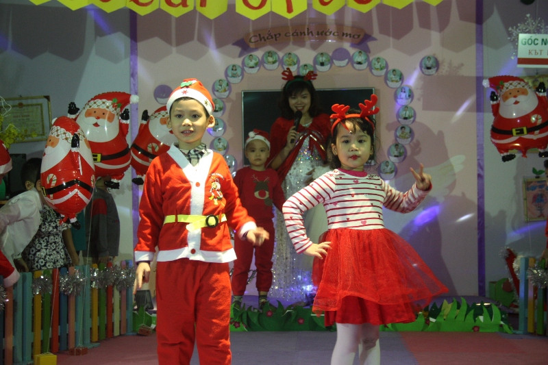 Biểu diễn thời trang là tiết mục hết sức vui nhộn và được hưởng ứng nhiệt tình. Ở tiết mục này, các bé thể hiện sự tự tin, bản lĩnh sân khấu nhưng cũng rất hồn nhiên, đáng yêu.