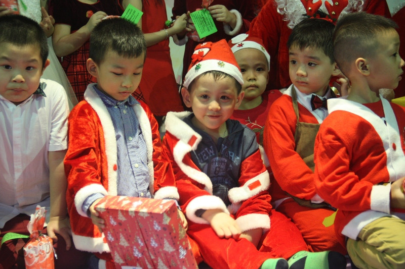 Theo cô Bùi Thị Kim Xuân - Hiệu trưởng - hoạt động vui chơi hôm nay là một trong nhiều hoạt động được nhà trường tổ chức nhằm mang đến cho trẻ môi trường vui mà học năng động, tích cực; giúp trẻ rèn luyện kĩ năng sống, kĩ năng giao tiếp; giúp trẻ sống hòa đồng, gắn bó...