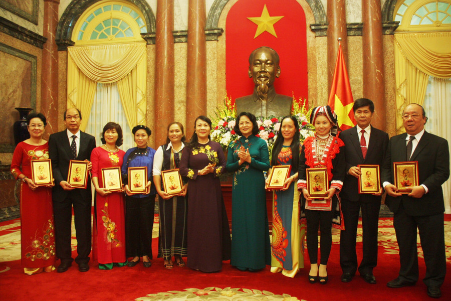 Cô Phượng Mùi Nái (thứ 3 từ phải sang) cùng các nhà giáo tiêu biểu năm 2016 được Phó Chủ tịch nước Đặng Thị Ngọc Thịnh và Thứ trưởng Bộ GD&ĐT Nguyễn Thị Nghĩa tặng ảnh lưu niệm Bác Hồ tại Phủ Chủ tịch.