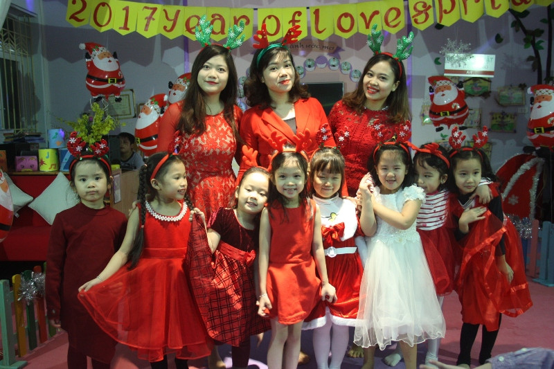 Hình ảnh đáng yêu của cô trò lớp YAN BIBIAN trong lễ hội Giáng sinh