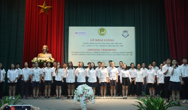 Tiết mục của những học sinh chương trình song bằng tú tài