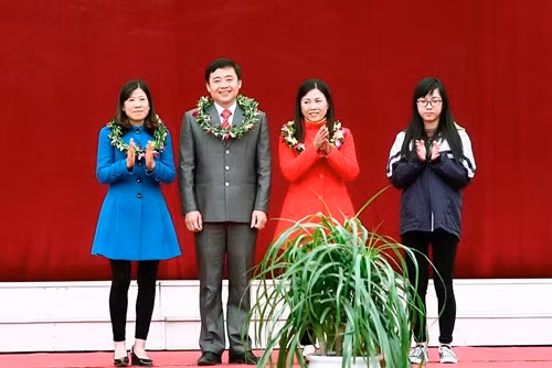 Cô Lê Thị Biên (ngoài cùng bên trái) trong lễ Lễ vinh danh giáo viên và học sinh có thành tích cao trong các kỳ thi chọn HSG năm 2015 tại Trường THPT chuyên Lê Quý Đôn