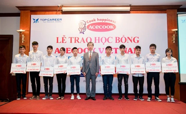 Ông Kato Kazuo - Giám đốc Khối Marketing trao học bổng cho các sinh viên trường Bách Khoa.