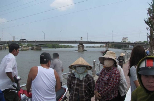 Truy tìm danh tính phụ nữ nhảy cầu Tân An tự tử - Ảnh 2 Truy tìm danh tính phụ nữ nhảy cầu Tân An tự tử - Ảnh 2