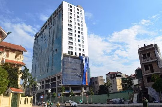  Chủ đầu tư tòa nhà 8B Lê Trực xây sai phép tới 16 m trong sự buông lỏng quản lý và thiếu trách nhiệm của các cơ quan và cá nhân hữu trách - Ảnh: Nguyễn Hưởng 