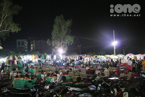 Các quán sinh tố, cà phê sinh viên cũng đông khách