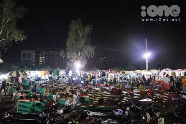 Các quán sinh tố, cà phê sinh viên cũng đông khách