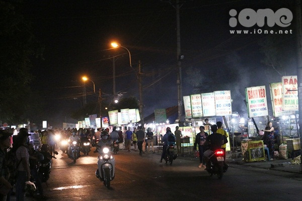 khu-m-thuc-bat-ngan-do-an-vat-tai-cho-dem-sinh-vien-thu-duc