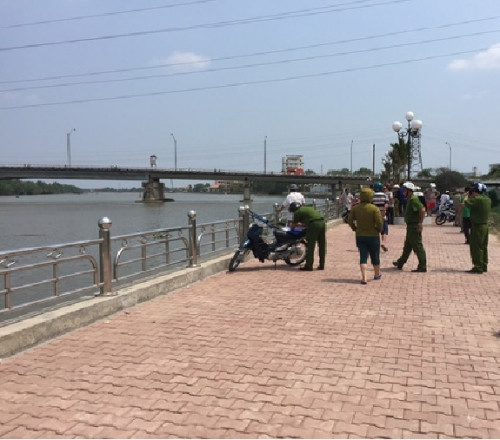 Truy tìm danh tính phụ nữ nhảy cầu Tân An tự tử - Ảnh 1 Truy tìm danh tính phụ nữ nhảy cầu Tân An tự tử - Ảnh 1