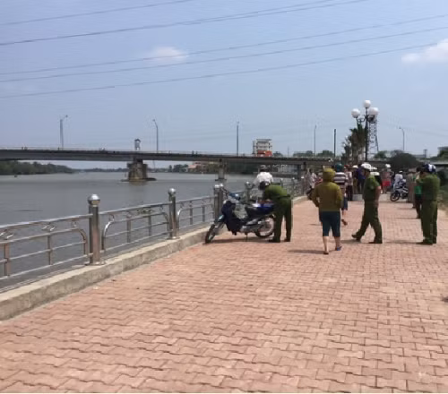 Truy tìm danh tính phụ nữ nhảy cầu Tân An tự tử - Ảnh 1