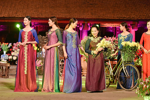 Áo dài Việt được tôn vinh nhờ dàn “mẫu” khuyết tật ảnh 14 Áo dài Việt được tôn vinh nhờ dàn “mẫu” khuyết tật ảnh 14