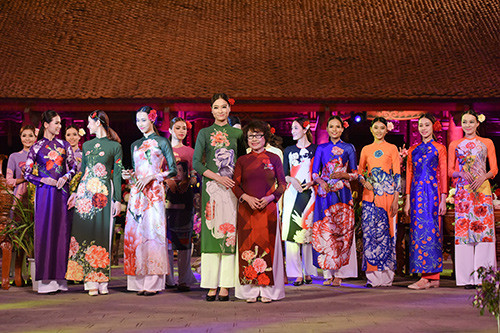 Áo dài Việt được tôn vinh nhờ dàn “mẫu” khuyết tật ảnh 3 Áo dài Việt được tôn vinh nhờ dàn “mẫu” khuyết tật ảnh 3