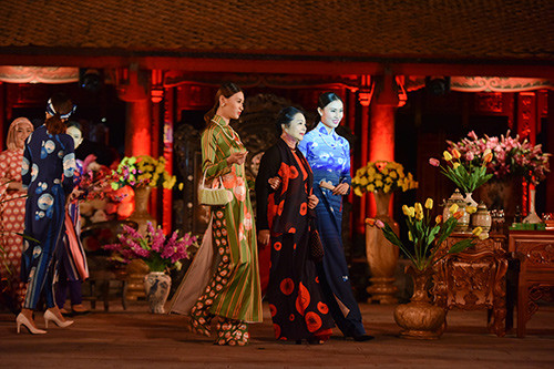 Áo dài Việt được tôn vinh nhờ dàn “mẫu” khuyết tật ảnh 2 Áo dài Việt được tôn vinh nhờ dàn “mẫu” khuyết tật ảnh 2