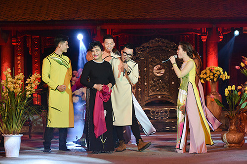 Áo dài Việt được tôn vinh nhờ dàn “mẫu” khuyết tật ảnh 11 Áo dài Việt được tôn vinh nhờ dàn “mẫu” khuyết tật ảnh 11