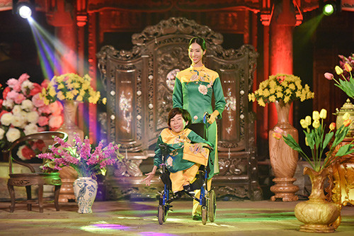 Áo dài Việt được tôn vinh nhờ dàn “mẫu” khuyết tật ảnh 5 Áo dài Việt được tôn vinh nhờ dàn “mẫu” khuyết tật ảnh 5