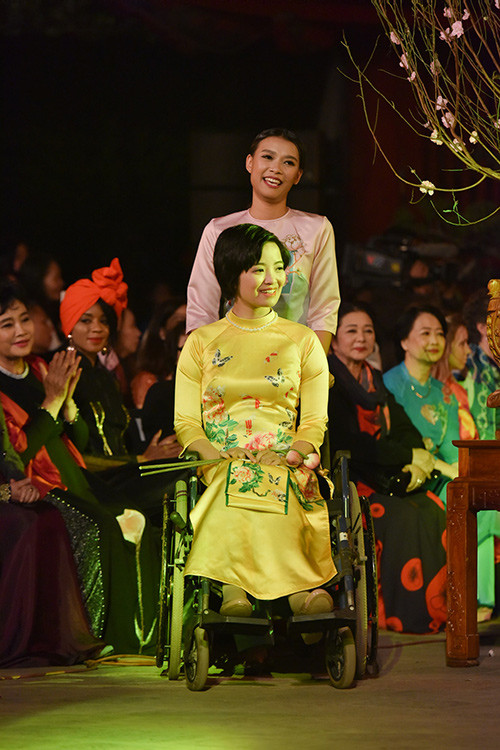 Áo dài Việt được tôn vinh nhờ dàn “mẫu” khuyết tật ảnh 6 Áo dài Việt được tôn vinh nhờ dàn “mẫu” khuyết tật ảnh 6