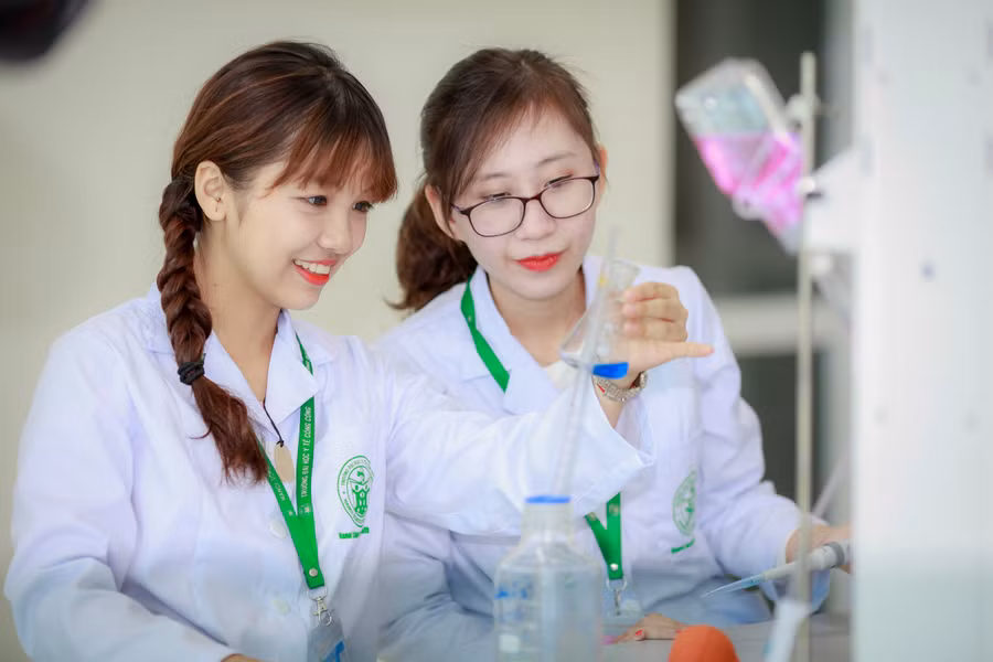 Sinh viên Trường Đại học Y tế Công cộng (Hà Nội) trong giờ thực hành. Ảnh: ITN