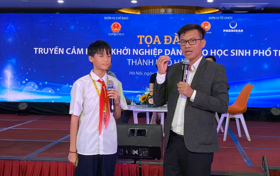 Ông Phạm Anh Tuấn - Tổng Giám đốc Trường Phổ thông liên cấp Phenikaa trao đổi cùng học sinh Hà Nội về vấn đề khởi nghiệp. Ảnh: Ngô Chuyên