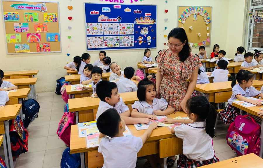 Cô – trò Trường Tiểu học Vĩnh Tuy (Hai Bà Trưng, Hà Nội) dạy, học theo Chương trình, sách giáo khoa giáo dục phổ thông mới. Ảnh: TG Cô – trò Trường Tiểu học Vĩnh Tuy (Hai Bà Trưng, Hà Nội) dạy, học theo Chương trình, sách giáo khoa giáo dục phổ thông mới. Ảnh: TG