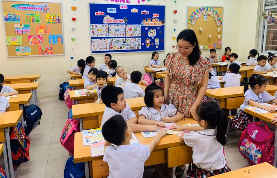 Cô – trò Trường Tiểu học Vĩnh Tuy (Hai Bà Trưng, Hà Nội) dạy, học theo Chương trình, sách giáo khoa giáo dục phổ thông mới. Ảnh: TG