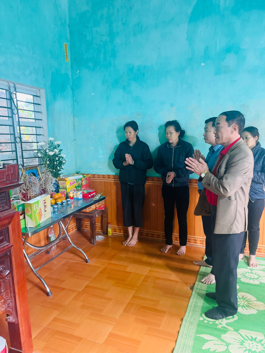 Đoàn đại diện Hội Chữ thập đỏ TP Phổ Yên đến thăm hỏi, chia buồn với gia đình hai em Hoàng Anh Việt và Hoàng Thiên Ân.