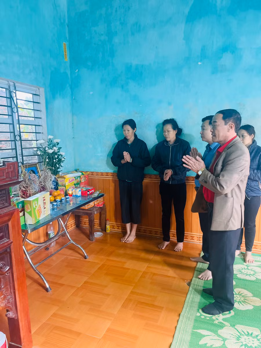 Đoàn đại diện Hội Chữ thập đỏ TP Phổ Yên đến thăm hỏi, chia buồn với gia đình hai em Hoàng Anh Việt và Hoàng Thiên Ân.