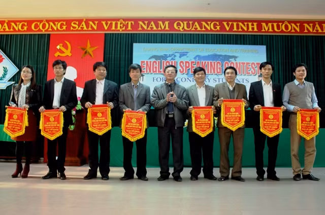 Ông Đoàn Đức Liêm, GĐ Sở GD&ĐT tỉnh Quảng Bình tặng cờ lưu niệm cho các đơn vị tham gia