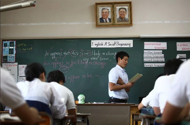 Tại các ngôi trường Triều Tiên ở Nhật luôn có ảnh hai vị lãnh tụ Kim Il Sung và Kim Jong Il. Nguồn: Japan Times