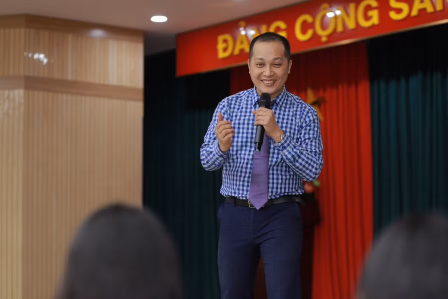 Thầy Đỗ Thái Đăng tại buổi giáo dục kĩ năng sống.