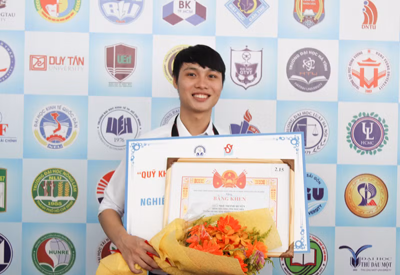 Sinh viên Trần Đăng Khoa nhận được giải Ba tại Giải thưởng Sinh viên nghiên cứu khoa học Euréka lần thứ 21
