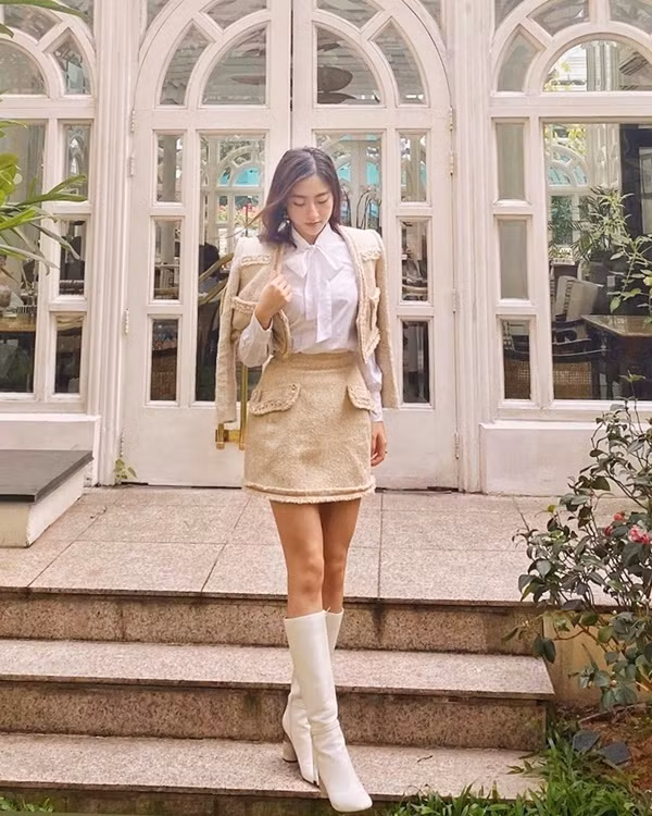 Hoa hậu Lương Thùy Linh lên phố với bộ cánh matchy-matchy khi diện set tweed cổ điển với sơ mi cổ nơ và boots trắng đồng điệu.