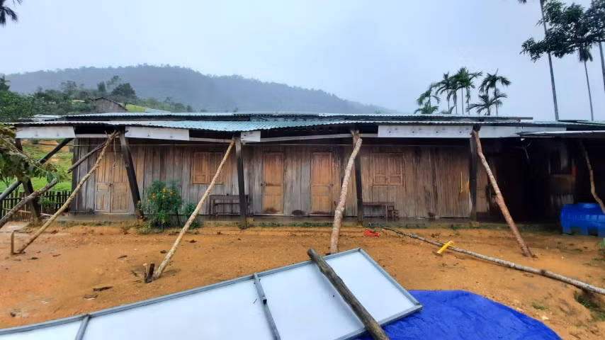 Điểm trường Tắk Pổ được chống đỡ bằng hệ thống cây gỗ để khỏi bị sập sau bão số 9.