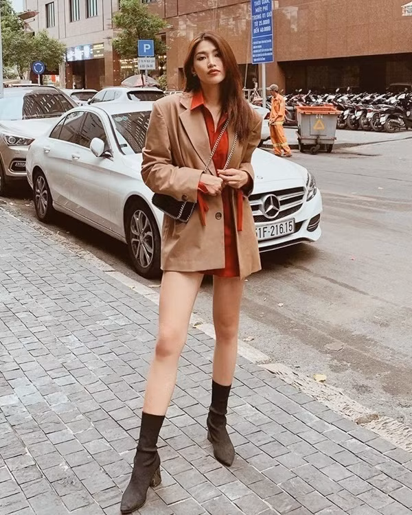 Diện blazer theo xu hướng giấu quần, Quỳnh Châu mix item này cùng sơ mi đỏ dáng dài. Bộ đôi item được cô nàng mix cùng boots cao gót, tôn khéo đôi chân thon đáng ngưỡng mộ.