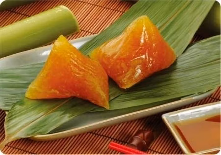 Bánh tro nhưng có màu sắc trong suốt như hổ phách.