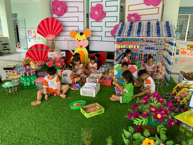 Góc học tập với các dụng cụ tự làm với các sản phẩm tái chế.