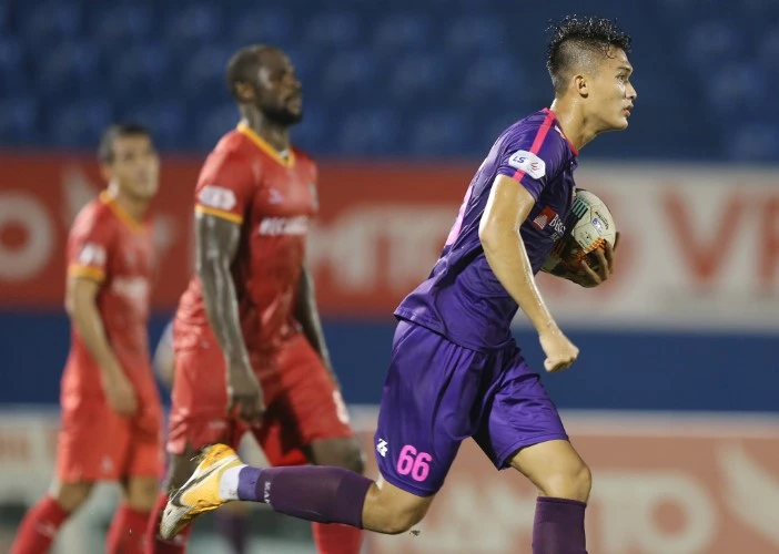 Nguyên Hoàng ăn mừng bàn thắng vào lưới B.Bình Dương, trận đấu thuộc giai đoạn 2 V-League 2020.