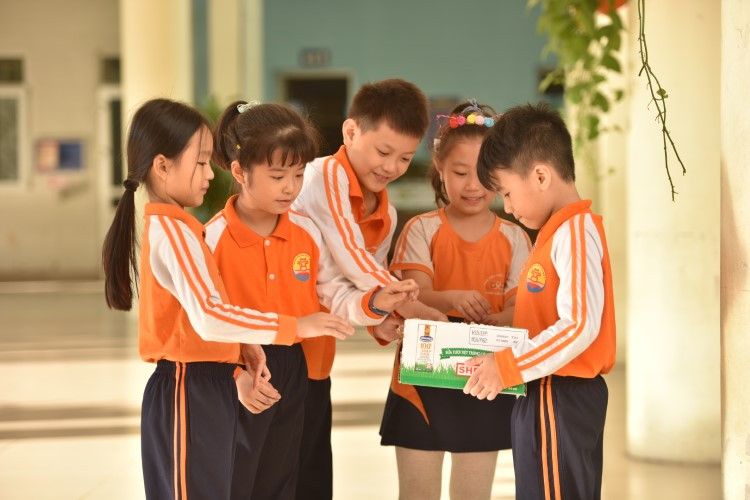 HS hào hứng tham gia xây dựng trường học xanh.