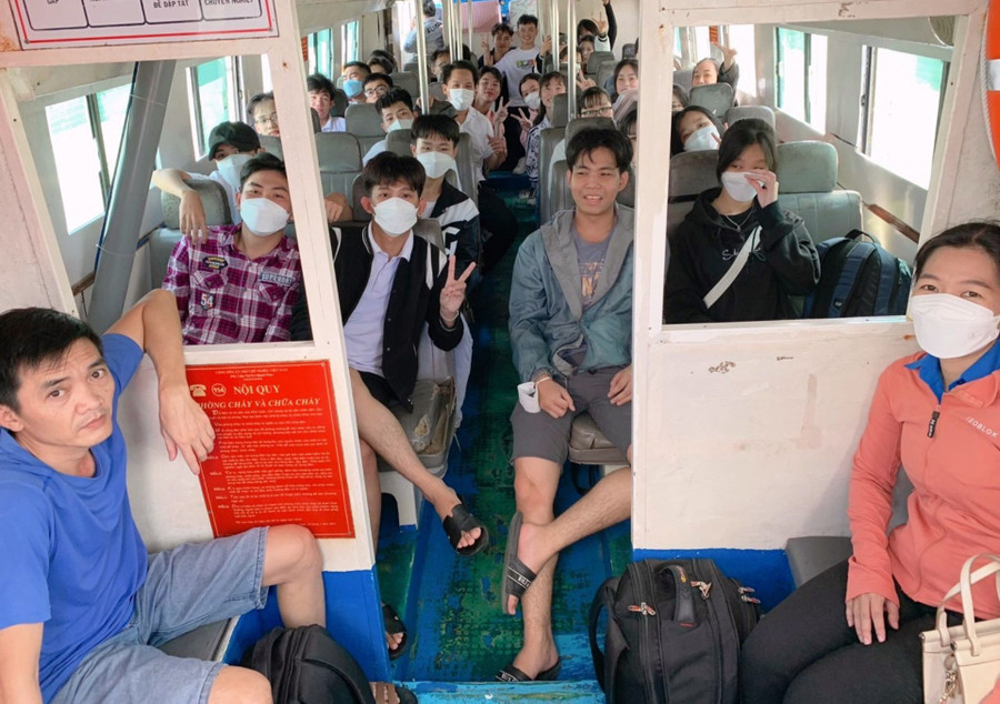 Học sinh Trường THPT Kiên Hải (huyện đảo Kiên Hải, Kiên Giang) đi tàu vào đất liền dự thi tốt nghiệp THPT năm 2023. Ảnh: NTCC. Học sinh Trường THPT Kiên Hải (huyện đảo Kiên Hải, Kiên Giang) đi tàu vào đất liền dự thi tốt nghiệp THPT năm 2023. Ảnh: NTCC.