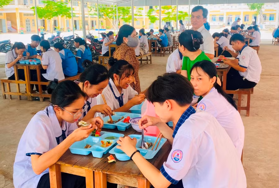 Trong thời gian ôn thi tốt nghiệp THPT, học sinh lớp 12 Trường THCS - THPT Trần Ngọc Hoằng (TP Cần Thơ) ăn cơm trưa miễn phí do thầy cô nấu. Ảnh: Q. Ngữ