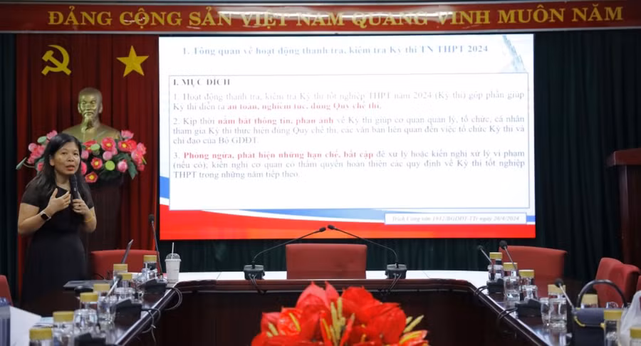 PGS.TS Đoàn Thị Phương Diệp tập huấn nghiệp vụ thanh - kiểm tra cho cán bộ Trường Đại học Kinh tế - Luật, Đại học Quốc gia TPHCM. Ảnh: UEL