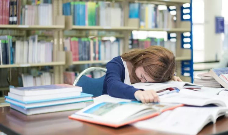 Quá bận rộn có thể ảnh hưởng đến sức khỏe của thanh thiếu niên theo nhiều cách. Ảnh minh hoạ: ITN. Quá bận rộn có thể ảnh hưởng đến sức khỏe của thanh thiếu niên theo nhiều cách. Ảnh minh hoạ: ITN.